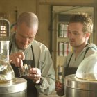 Bryan Cranston y Aaron Paul en una escena de la segunda temporada "Breaking bad"