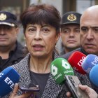 VALLADOLID, 02/01/2025.- La ministra de Igualdad, Ana Redondo (c) atiende a la prensa durante la concentración en repulsa por el último asesinato por violencia de género, este jueves en Valladolid. EFE/Nacho Gallego