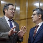 El ministro de Justicia y Relaciones con las Cortes, Félix Bolaños (d), conversa con el fiscal general del Estado, Álvaro García Ortiz, a su llegada a la inauguración del curso selectivo de la 63ª promoción de acceso a la carrera fiscal, en el Centro de Estudios Jurídicos, este miércoles, en Madrid. EFE/ Daniel González
