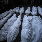 Los cuerpos de palestinos muertos en un ataque aéreo israelí en el Hospital de Mártires de Al Aqsa en la ciudad de Deir Al Balah, en el centro de la Franja de Gaza, 15 de enero de 2025. EFE/EPA/MOHAMMED SABER