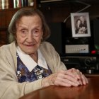 La supercentenaria Angelina Torres Vallbona, considerada con sus más de 111 años como la persona de más edad en España en vida, explica en una entrevista con EFE cuál es su secreto. EFE/ Quique García