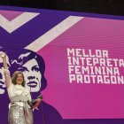 Imagen de archivo (12/3/2023) de la actriz Lucía Veiga tras recibir el galardón a la mejor interpretación femenina durante la Gala de la XXI edición de los Premios Mestre Mateo. EFE / Brais Lorenzo.