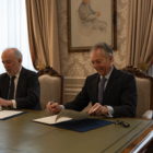 Un momento de la firma del convenio.