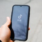 La versión china de la aplicación de video TikTok, Douyin, se muestra en una pantalla de teléfono. EFE/WU HAO