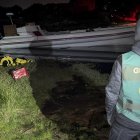 La Guardia Civil, en una operación conjunta con la Policía Nacional, ha desarticulado una organización criminal cuando se encontraban alijando 1.100 kilos de cocaína en una embarcación de alta velocidad en el municipio pontevedrés de Vilanova de Arousa. En la operación han sido detenidas siete personas y se ha intervenido la embarcación de 12 metros de eslora y 1.350 caballos de potencia, además de una pistola, dos vehículos y equipos de comunicación. EFE/Guardia Civil