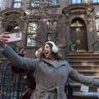 Una pareja de turistas se toma fotos este martes, frente a la casa donde se grabó la serie Sex and the City, en Nueva York.