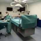 Una enfermera prepara el quirófano para un trasplante. EFE/Toni Albir