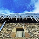 Una casa con hielo en un frío día de invierno.