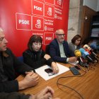 Olegario Ramón, en el centro, denunció posibles irregularidades en la oposición, en rueda de prensa junto a otros concejales socialistas