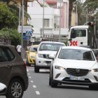 Imagen de archivo de varios coches en una calle de Las Palmas. EFE/ Elvira Urquijo A.