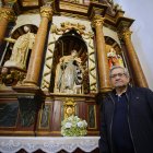 El historiador bembibrense, Manuel Olano, junto al retablo del santuario del Ecce-Homo de Bembibre (León), que custodia las imágenes del siglo XVI de San Antonio (C), y San Francisco (I), y de Santa Bárbara del siglo XIX