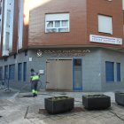 El Colegio de Enfermería, durante la limpieza posterior al accidente.