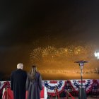 Fotografía tomada de una publicación en la cuenta oficial de la red social X de Margo Martin, que fue subdirectora de Comunicaciones durante la campaña electoral, donde aparece el presidente electo de Estados Unidos, Donald Trump, y la futura primera dama, Melania Trump, celebrando el regreso al poder con un espectáculo de fuegos artificiales en Virginia, a las afueras de Washington (Estados Unidos). EFE/ Cuenta De X De Margo Martin