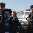 La delegada del Gobierno en la Comunitat Valenciana, Pilar Bernabé, conversa con efectivos de la UME mientras visita este domingo en Chiva (Valencia) las zonas donde la Guardia Civil y la Unidad Militar de Emergencias (UME) realizan trabajos de búsqueda de los tres desaparecidos tras la dana del 29 de octubre. EFE/ Ana Escobar