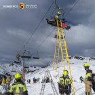 Fotografía de los bomberos trabajando tras el accidente de un remonte en la estación invernal de Astún (Huesca). EFE/ Bomberos De La Diputación De Huesca SOLO USO EDITORIAL SOLO DISPONIBLE PARA ILUSTRAR LA NOTICIA QUE ACOMPAÑA (CRÉDITO OBLIGATORIO)