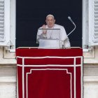 El papa Francisco dirige la oración del Angelus, la oración tradicional del domingo, desde la ventana de su oficina con vista a la Plaza de San Pedro, en el Vaticano, 19 de enero de 2025. (Papá) 
                      EFE/EPA/FABIO FRUSTACI