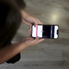 Imagen de archivo de una chica con un teléfono móvil. EFE/ J.M. García