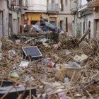 Imagen de archivo de los escombros acumulados en una calle de Paiporta (Valencia) el 30 de octubre de 2024, un día después de la dana. EFE/ Manu Bruque