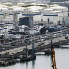 Vista del Moll de l'Energia del Puerto de Barcelona, donde una persona ha muerto y otra ha resultado herida crítica debido a la explosión de un tanque de acetato de metilo, un producto muy inflamable pero que no es tóxico, durante unas labores de mantenimiento. EFE/Alejandro García