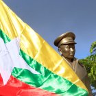Fotografía de archivo de la bandera de Birmania (Myanmar). 
                      EPA/HEIN HTET
