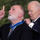 José Andres recibe la Medalla Presidencial de la Libertad del ya ex presidente estadounidense Joe Biden en la ceremonia celebrada el pasado 4 de enero.
