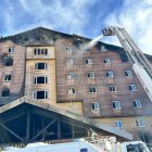 Los bomberos luchan contra las llamas.