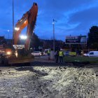 Los operarios de Aguas de León han trabajado durante toda la noche para reparar la avería y limpiar la zona de agua