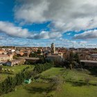 La Torre del Reloj destaca en el conjunto de la villa de Sahagún, recuerdo del Real Monasterio de San Benito
