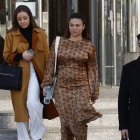 Imagen de archivo de la actriz Elisa Mouliaá (c) al salir de los juzgados de Plaza de Castilla, en Madrid, tras declarar ante el juez Adolfo Carretero que investiga su denuncia contra Iñigo Errejón por presunta agresión sexual. EFE/ Rodrigo Jimenez