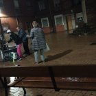 Varios vecinos acuden a un caño a recoger agua en Puente Castro tras el reventón.