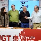 CCOO y UGT en Castilla y León anuncian la convocatoria de una manifestación autonómica en defensa de la Sanidad Pública y frente a la desidia de la Consejería que repercute negativamente tanto en los usuarios como en los profesionales sanitarios. En la rueda de prensa participan el secretario general de UGT-Servicios Públicos de Castilla y León, Tomás Pérez Urueña; el secretario de Acción Sindical de UGT-Servicios Públicos de Zamora, Gerónimo Cantuche; el secretario de Cultura y Movimientos Sociales de CCOO en Castilla y León, Ignacio Fernández; y la secretaria de Acción Sindical de la Federac