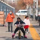 La gente camina frente al mercado de mariscos de Huanan, cerrado y vallado, en Wuhan, provincia de Hubei, China. EFE/ALEX PLAVEVSKI ATENCIÓN: Esta imagen es parte de un PHOTO SET