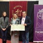 Entrega simbólica del cheque con la recaudación íntegra del Festival