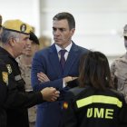 El presidente del Gobierno, Pedro Sánchez, durante su visita a las unidades del Ejército que colaboran en la ayuda y reconstrucción, en el Cuartel General Terrestre de Alta Disponibilidad de Bétera (CGTAD). EFE/Biel Aliño