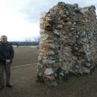 Basilio Martínez, alcalde de Santa Colomba de Curueño, en el entorno del Castillo.