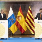 El presidente de la Generalitat de Cataluña, Salvador Illa, y el presidente de Canarias, Fernando Clavijo, han ofrecido este viernes una rueda de prensa tras la reunión que han mantenido y en la que se abordado la financiación singular de Cataluña. EFE/Miguel Barreto