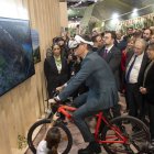 El presidente del Gobierno, Pedro Sánchez, el ministro de Industria y Turismo, Jordi Hereu y el presidente del Principado de Asturias, Adrián Barbón (4d), entre otros, en la Feria Internacional de Turismo, Fitur, este viernes.