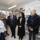 El consejero de Sanidad, Alejandro Vázquez, la presidenta del Concyl, María Engracia Pérez, el delegado territorial, Eduardo Diego, y las farmacéuticas de Toral de los Guzmanes.