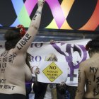 Activistas de Femen durante una protesta en la feria "Surrofair" de promoción de la gestación subrogada en Madrid en 2017.