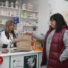 La primera paciente que recoge su medicación hospitalaria en la farmacia de Toral de los Guzmanes.