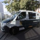 El furgón de la guardia civil que traslada al detenido como presunto autor del asesinato de la madre de su exnovia en Torreagüera (Murcia) pasa a disposición judicial como presunto autor de los delitos de homicidio, lesiones, amenazas, tenencia ilícita de armas y quebrantamiento de una pena de alejamiento, este sábado a su llegada a la Ciudad de la Justicia de Murcia. EFE/Marcial Guillén