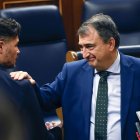 Los portavoces del PNV y de ERC, Aitor Esteban (d) y Gabriel Rufián, respectivamente, durante el pleno extraordinario, el primero del año, celebrado este miércoles en el Congreso. EFE/J.P. Gandul