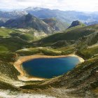 El lago Ausente, en las proximidades de San Isidro, una masa de agua de origen glaciar de 15 metros de profundidad cuya agua, según el día, se puede ver turquesa o azulada, un lugar rodeado de misterio
