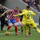 El centrocampista inglés del Atlético de Madrid Conor Gallagher y el centrocampista del Villarreal Yeremi Pino, durante el partido de La Liga de la jornada 21 que disputan Atlético de Madrid y Villarreal, este sábado en el estadio Riyadh Air Metropolitano en Madrid.-EFE/ Ballesteros
