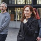 La ministra de Sanidad, Mónica García, y su número dos, Javier Padilla (i), atienden a los medios antes del inicio de las pruebas de Formación Sanitaria Especializada, este sábado en el Ministerio de Sanidad en Madrid.-EFE/ Victor Lerena