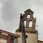 Los Bomberos accedieron a los nidos con una gran escalera