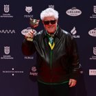 PONTEVEDRA, 25/01/2025.- El realizador Pedro Almodóvar posa con el premio al Mejor Director por su película 'La habitación de al lado', en la gala de entrega de los Premios Feroz, en su duodécima edición, este sábado en Pontevedra. EFE/Brais Lorenzo