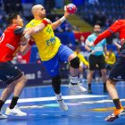 Fornebu (Noruega), 26/01/2025.- El brasileño Gustavo Rodrigues (c), en acción durante el partido del Campeonato del Mundo de Balonmano que disputaron España y Brasil en Fornebu, Noruega. EFE/Beate Oma Dahle