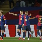 El delantero del FC Barcelona Robert Lewandowski (2i) celebra su gol durante el partido de la jornada 21 de LaLiga entre el FC Barcelona y el Valencia CF, este domingo en el Estadi Olímpic Lluís Companys. EFE/ Alberto Estévez