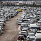 Cientos de vehículos permanecen almacenados en la localidad de Benaguasil, después de ser retirados de las localidades afectados por la dana del pasado 29 de octubre, a la espera de ser achatarrados en las próximas semanas. EFE/Manuel Bruque